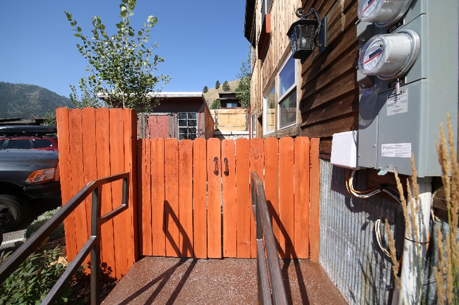 Building Photo - 275 Jumbo Vis