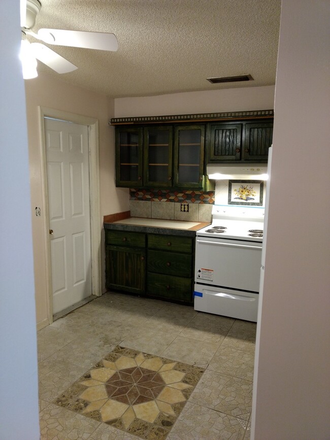 Building Photo - 2 Bedroom 1 Bath Duplex in Winter Park for...