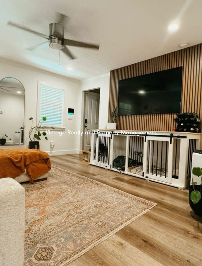 Building Photo - Available Soon! Charming Updated 2 Bed / 2...
