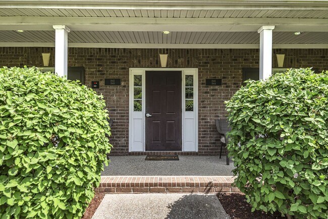 Building Photo - 2 bed, 2 full bath Townhome. PRIME locatio...