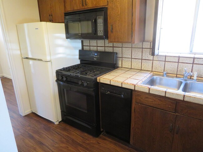 Building Photo - 2 plus bed, 1.5 bath, close to Seabright b...
