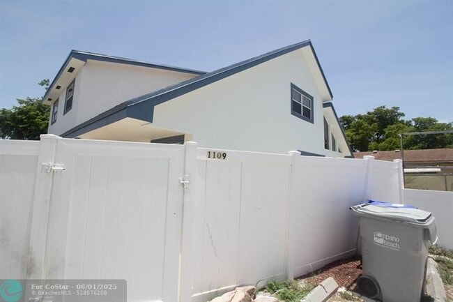 Building Photo - 1109 Pine Dr
