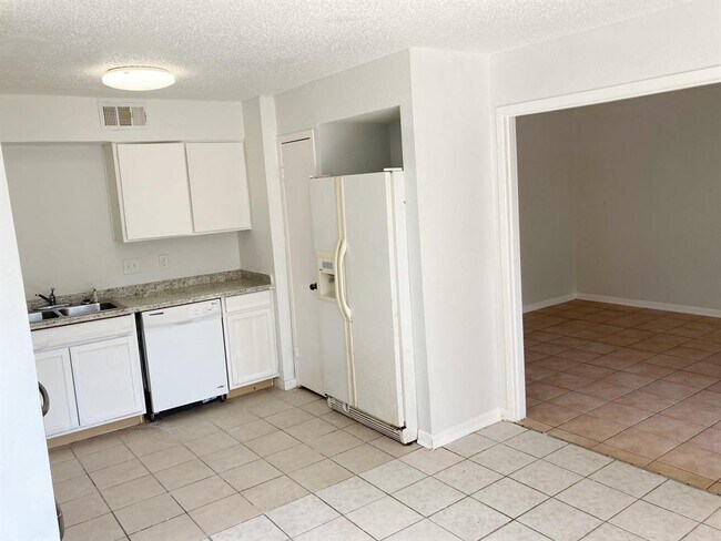Foto del edificio - 5327 Pinewilde Dr