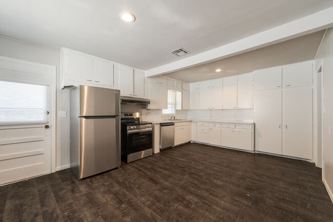 Building Photo - 1709 S Dille Ave