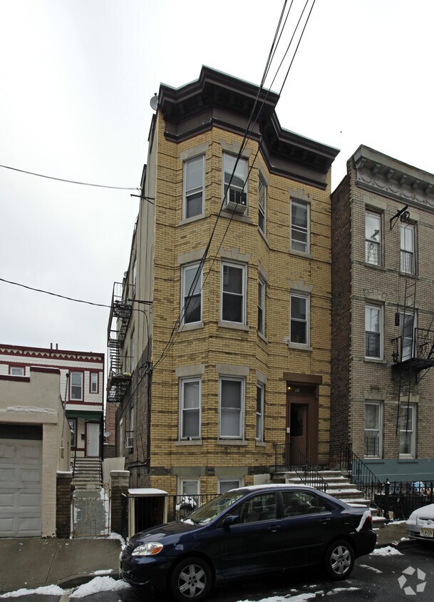 414 9th St, Union City, NJ 07087 Apartments in Union City, NJ