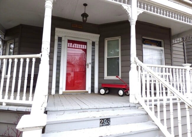 Building Photo - 298 Main St