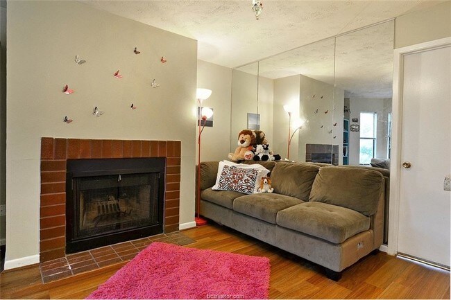 Foto del edificio - 4441 Old College Rd