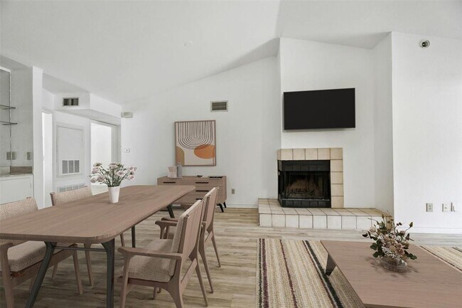 Foto del edificio - 2450 Wickersham Ln