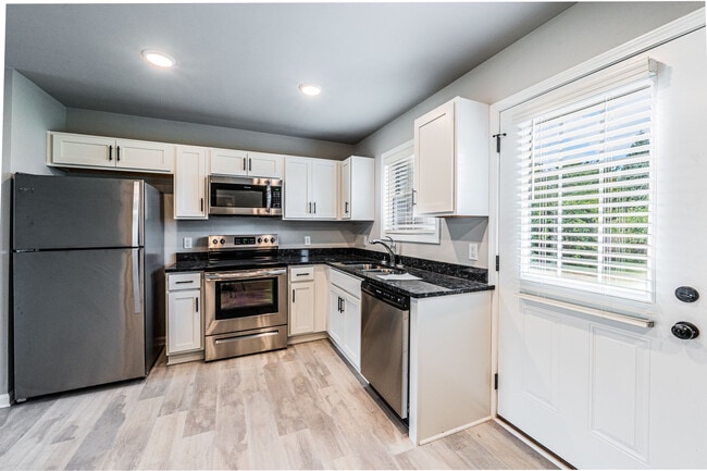 Building Photo - 245 Whispering Hills Blvd