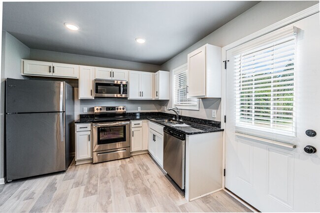 Foto del edificio - 245 Whispering Hills Blvd