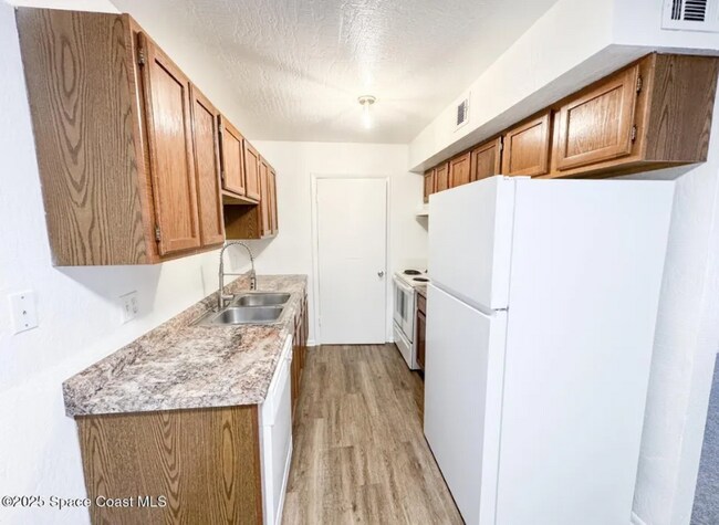 Building Photo - 2130 Forest Knoll Dr NE