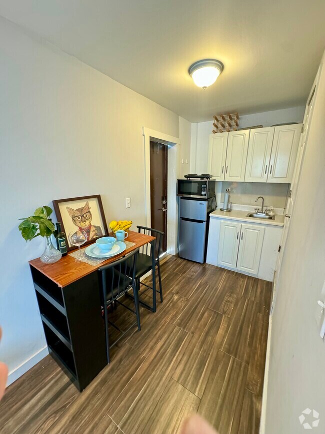 Kentucky Corners Apartments for Rent with a Living Room Miami, FL