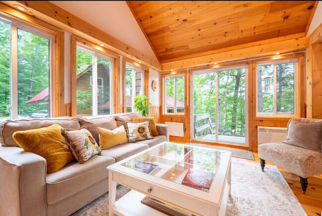 Building Photo - 33 Chem. du Lac-Clark