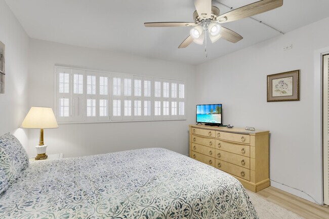 Building Photo - 2800 N Palm Aire Dr