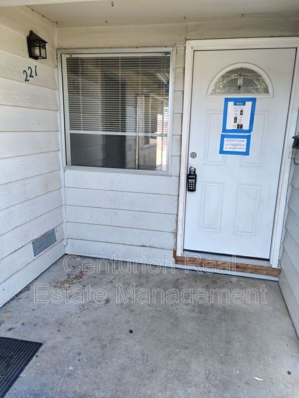 221 S Knott St, Canby, OR 97013 Condo for Rent in Canby, OR