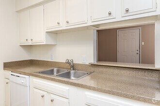 2BR, 1BA - 940SF - Bienville Towers