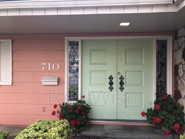 Foto del edificio - 710 NW Midland Ave