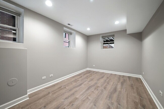 Building Photo - 1252 W Carmen Ave