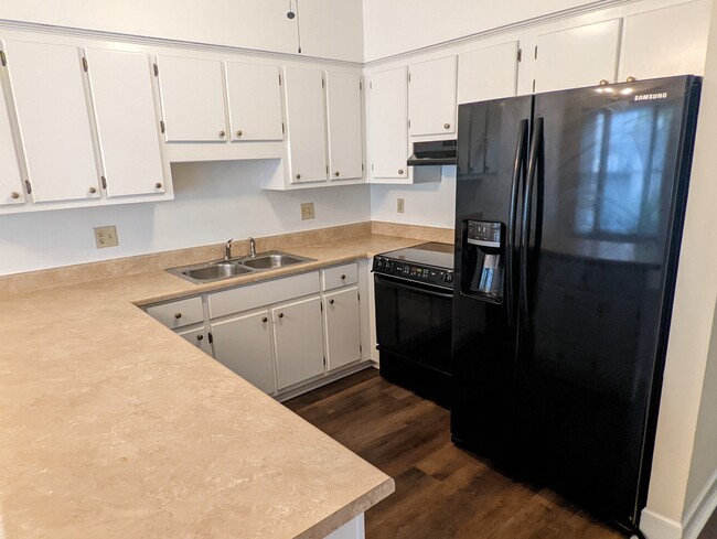 Kitchen, appliances included - 215 Woodburn Club Ln