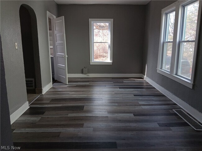 Building Photo - 1124 E 114th St