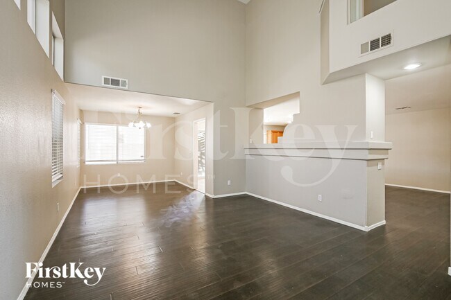 Foto del edificio - 9947 Pioneer Ave