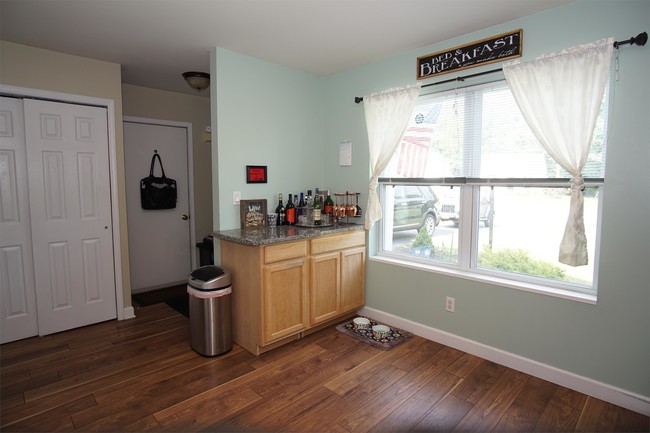 Building Photo - 327 Meadowlark Dr