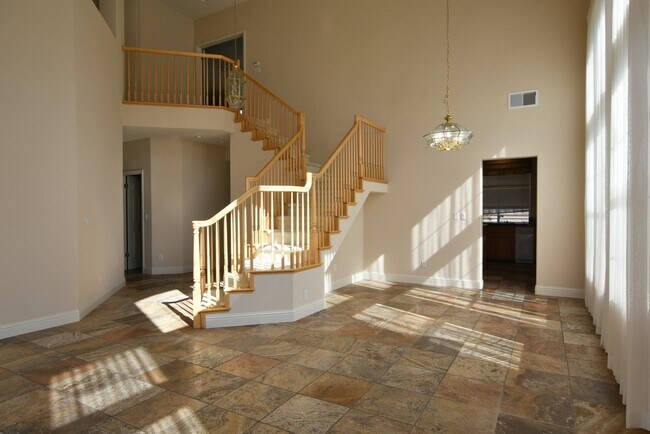 Foto del edificio - Beautiful and Spacious Evergreen 4 Bedroom 2.5 Bath Home with Pool!