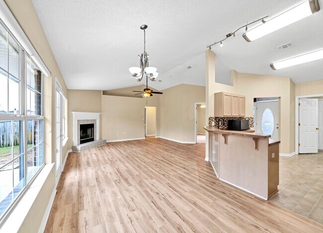 Building Photo - 4bed/2bath...Navarre home!
