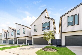 Building Photo - 357 N Centro Cir