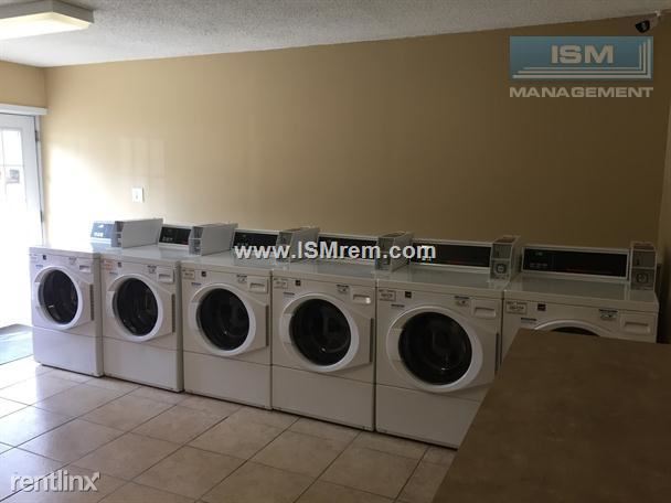 Foto del edificio - 2300 Merchant Dr