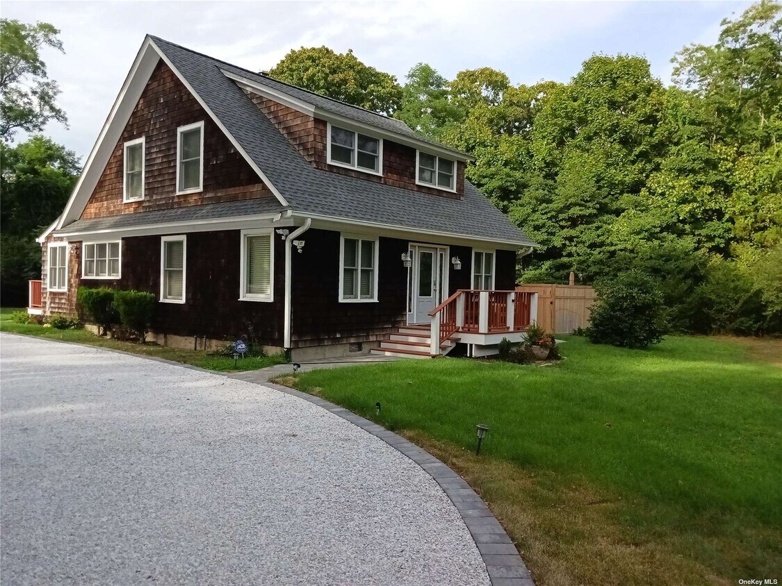 572 Montauk Hwy  