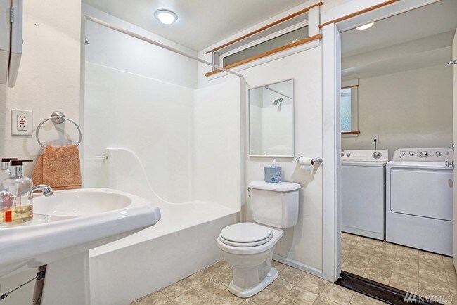 Baño completo - 1214 25th Ave E