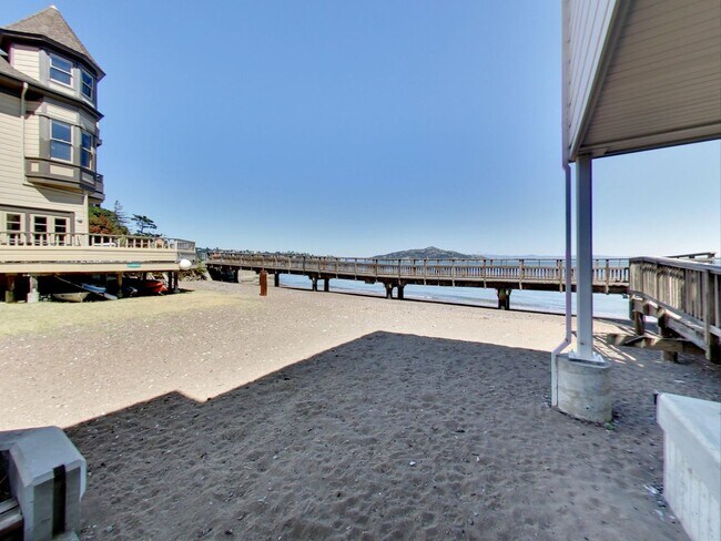 Building Photo - There is nothing better than this location!