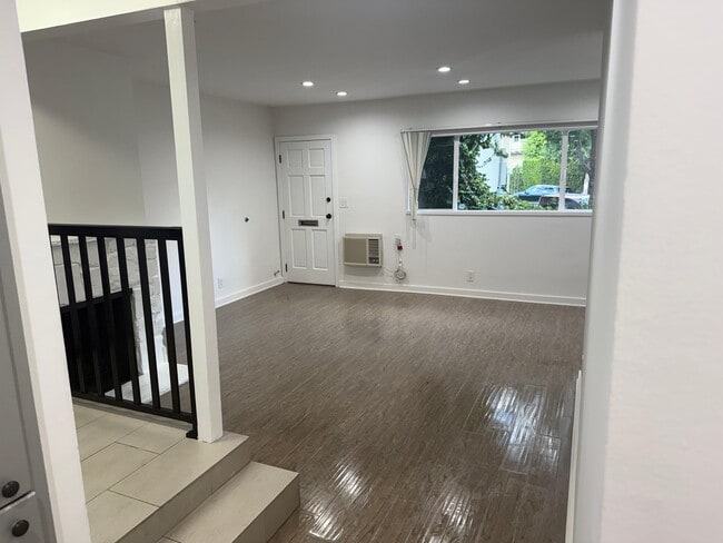 Building Photo - 9910 Robbins Dr