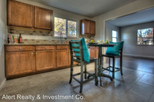 Foto del edificio - 3 br, 2 bath House - 141 E. 5th Ave.