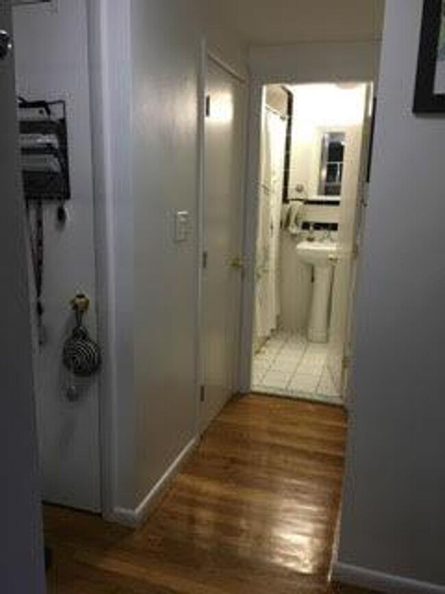 Building Photo - No Brokers Fee, Pets Friendly Unit, Recent...