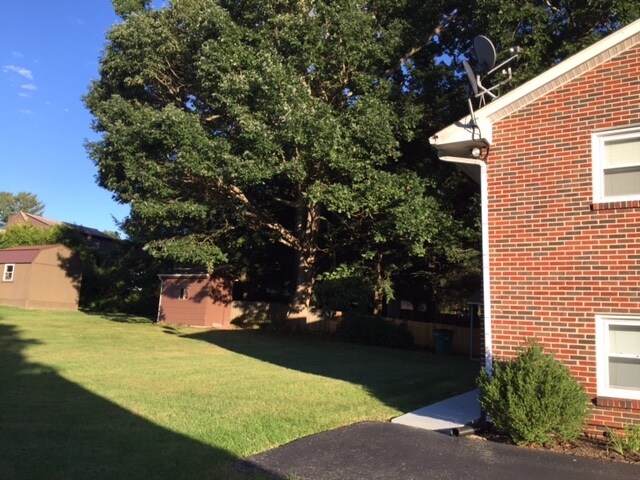 Building Photo - 130 Hickory Dr