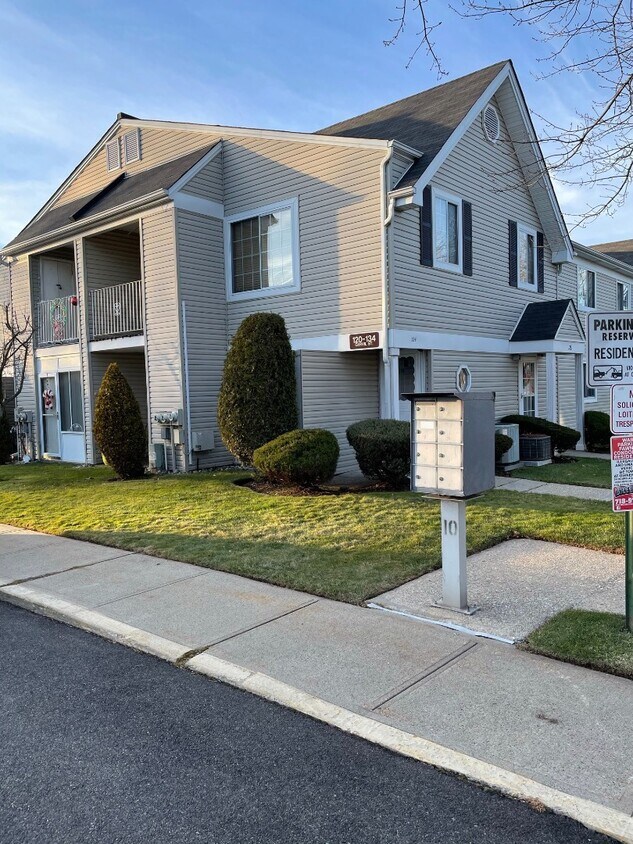 124 Gervil St, Staten Island, NY 10309 Condo for Rent in Staten