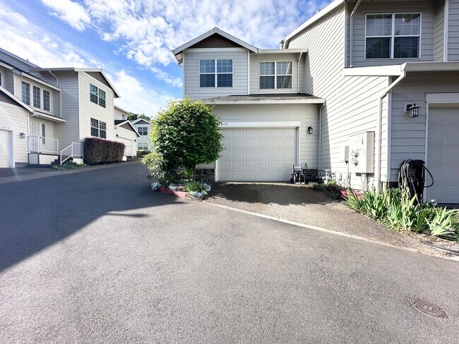 Foto del edificio - Spacious 3 Bed 2.5 Bath Duplex in Milwaukie!