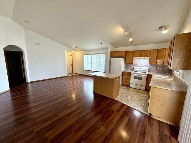 Building Photo - Welcome to Your New Home in West Pasco!