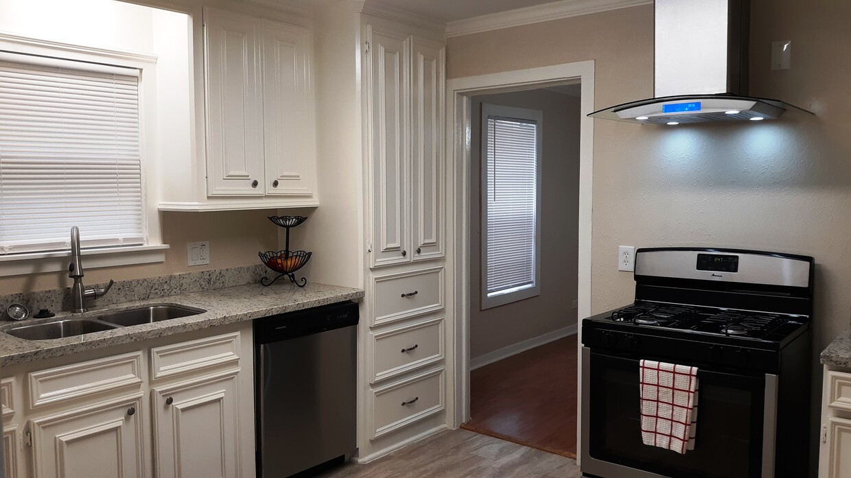 Kitchen with ss appliances - 2524 Old Richmond Rd