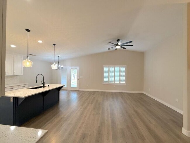 Foto del edificio - 3 bed, 2 bath home with 2 car garage