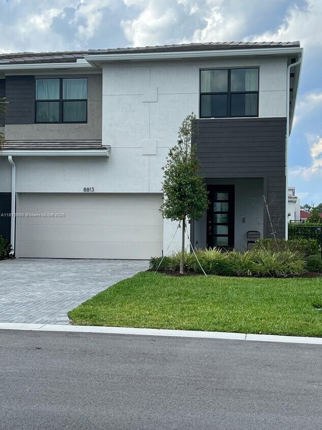 Foto principal - 8813 Antarus Dr