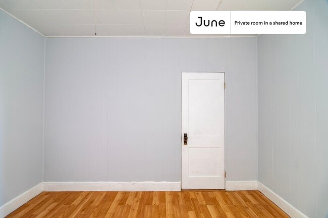 Building Photo - Room in Shared 3 bed/1 bath home