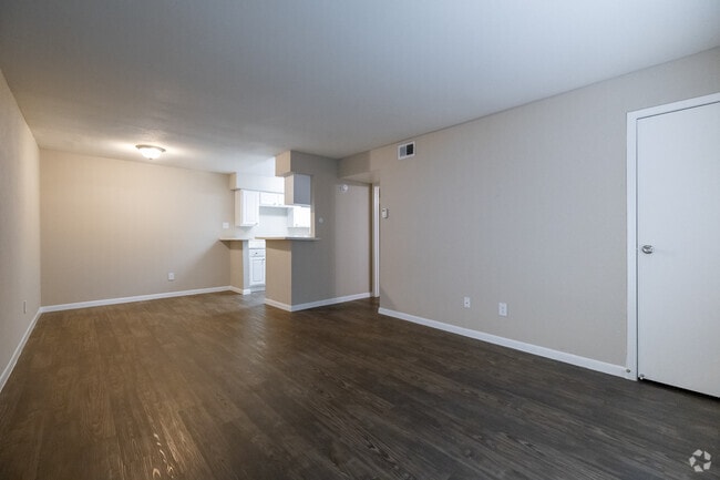 1BR, 1BA - 712SF - Living Room - Altmonte