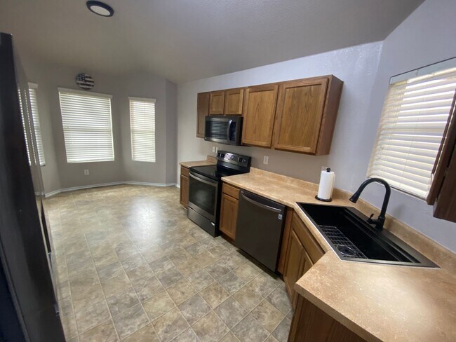 Building Photo - 3/2 Single Story ~ Conveniently located to...