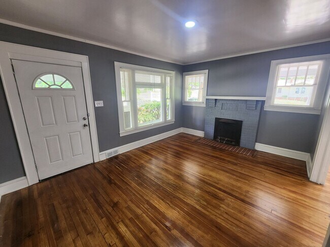 Building Photo - Cozy 3 bedroom waiting for you!