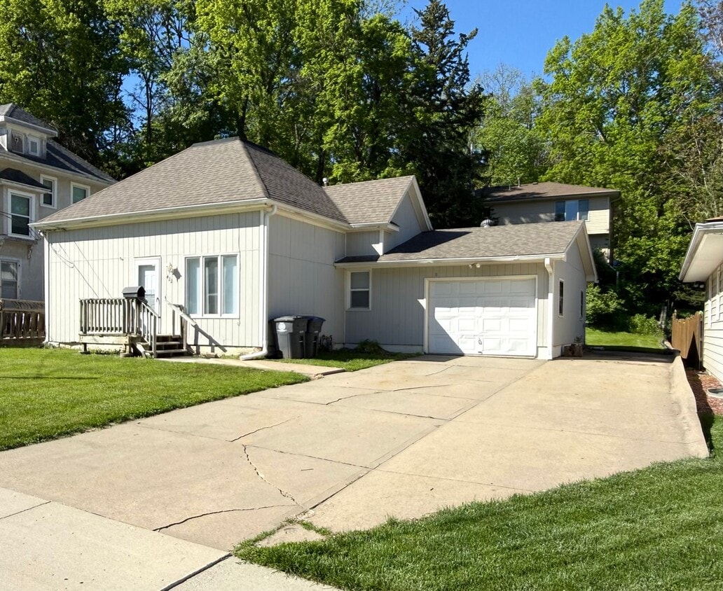 Easy to Maintain 2 Bed Home with Attached Garage - Easy to Maintain 2 Bed Home with Attached Garage