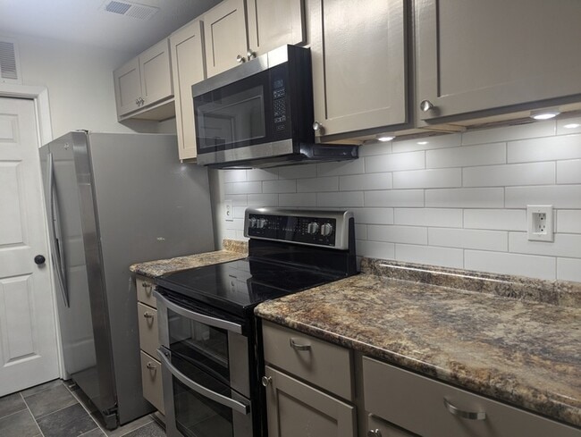 Building Photo - Charming 2-Bedroom, 2-Bath Condo with Mode...