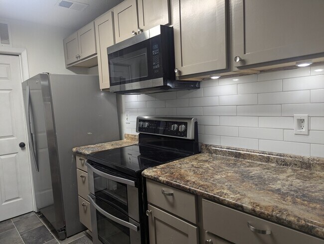 Foto del edificio - Charming 2-Bedroom, 2-Bath Condo with Mode...